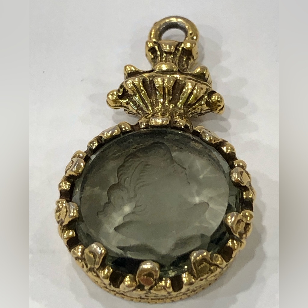 Vintage 1950s Goldette Glass Intaglio Gold Tone Pendant 35$